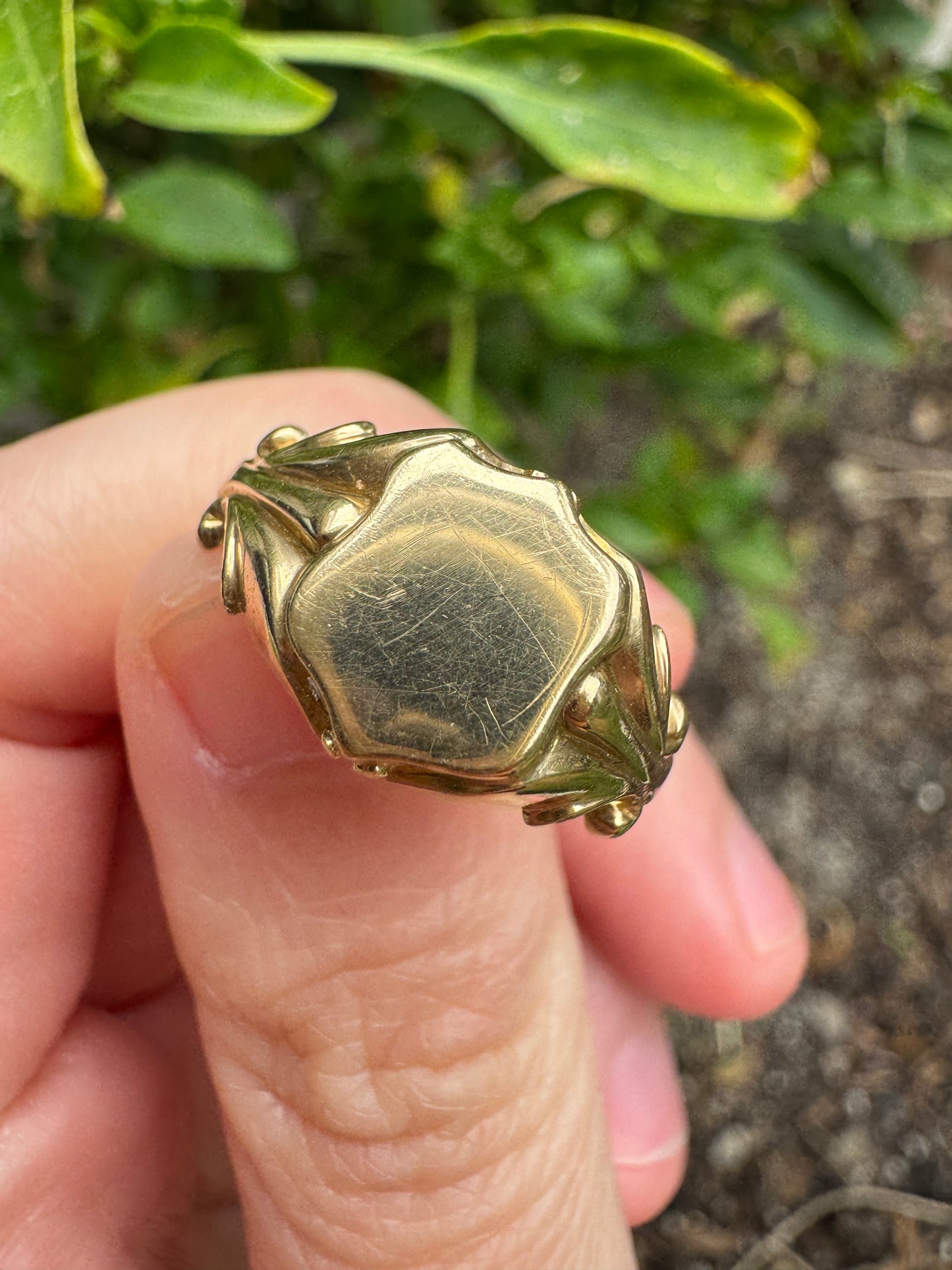 Antique Canadian 14ct yellow gold shield signet ring