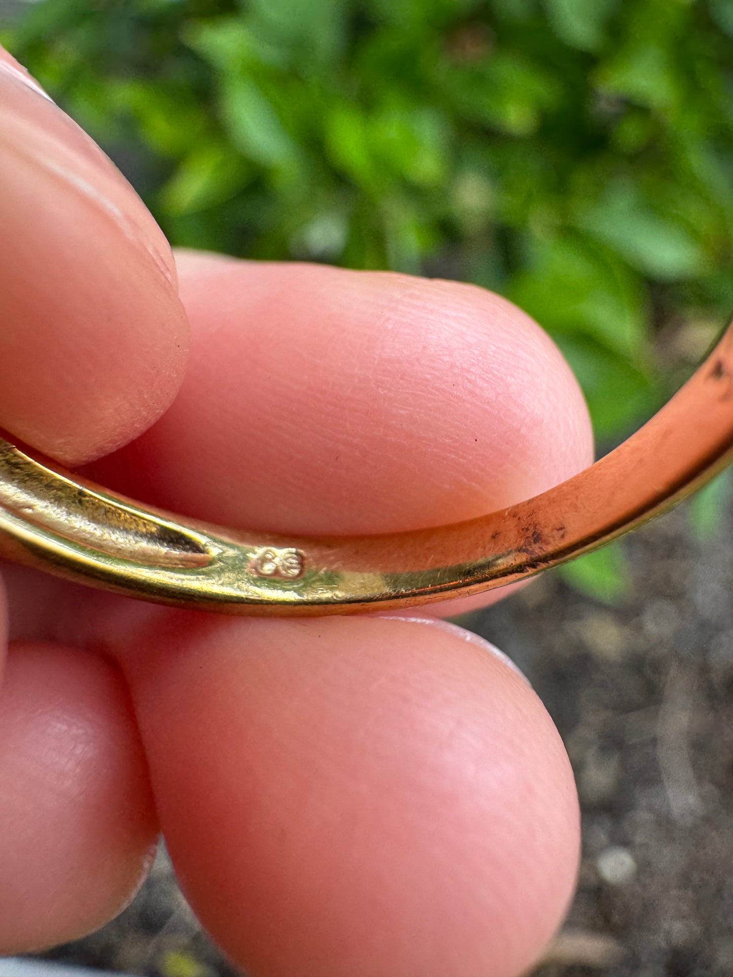 Vintage 9ct yellow gold 2.2ct garnet bezel set ring