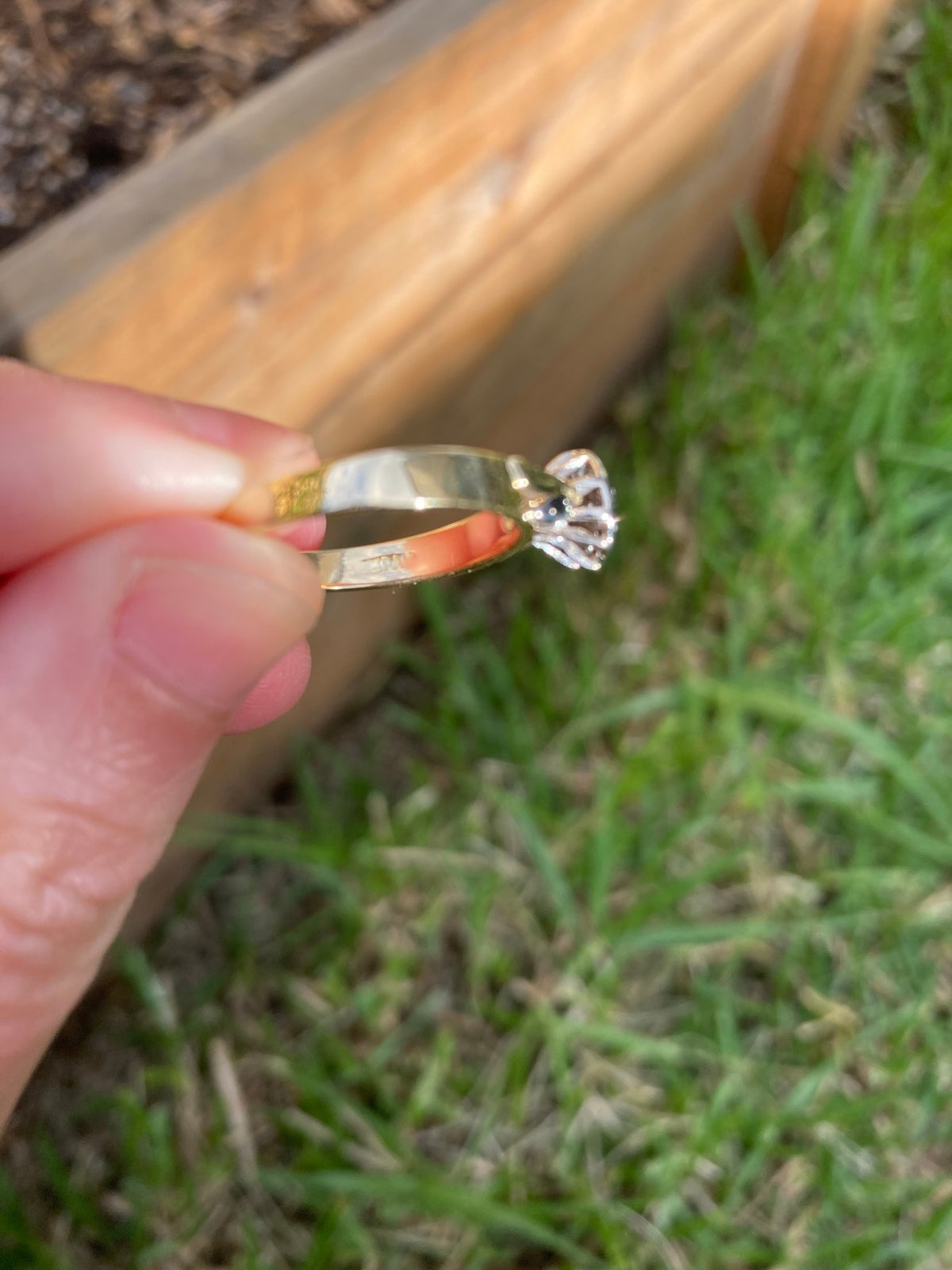 Vintage 18ct yellow gold and palladium diamond cluster ring with foliate shoulders