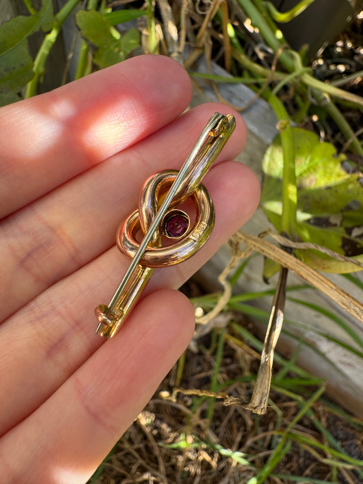 Antique 9ct rosy yellow gold 0.52ct garnet love knot brooch/chain extender