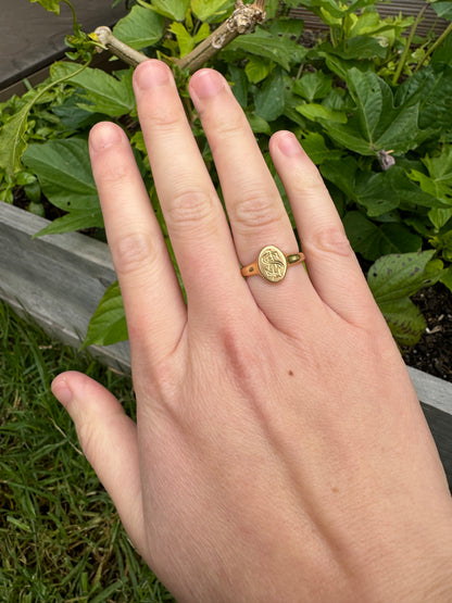 Antique 18ct yellow gold oval initial signet