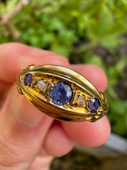 Antique Edwardian 18ct yellow gold 0.25ct TCW sapphire and rose cut diamond scalloped boat ring