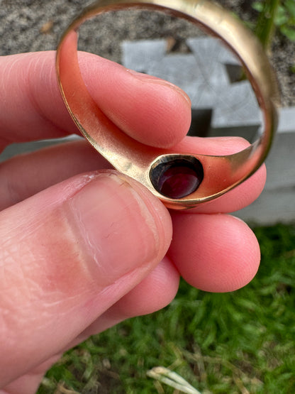 Vintage 14ct yellow gold garnet sugarloaf cabochon ring