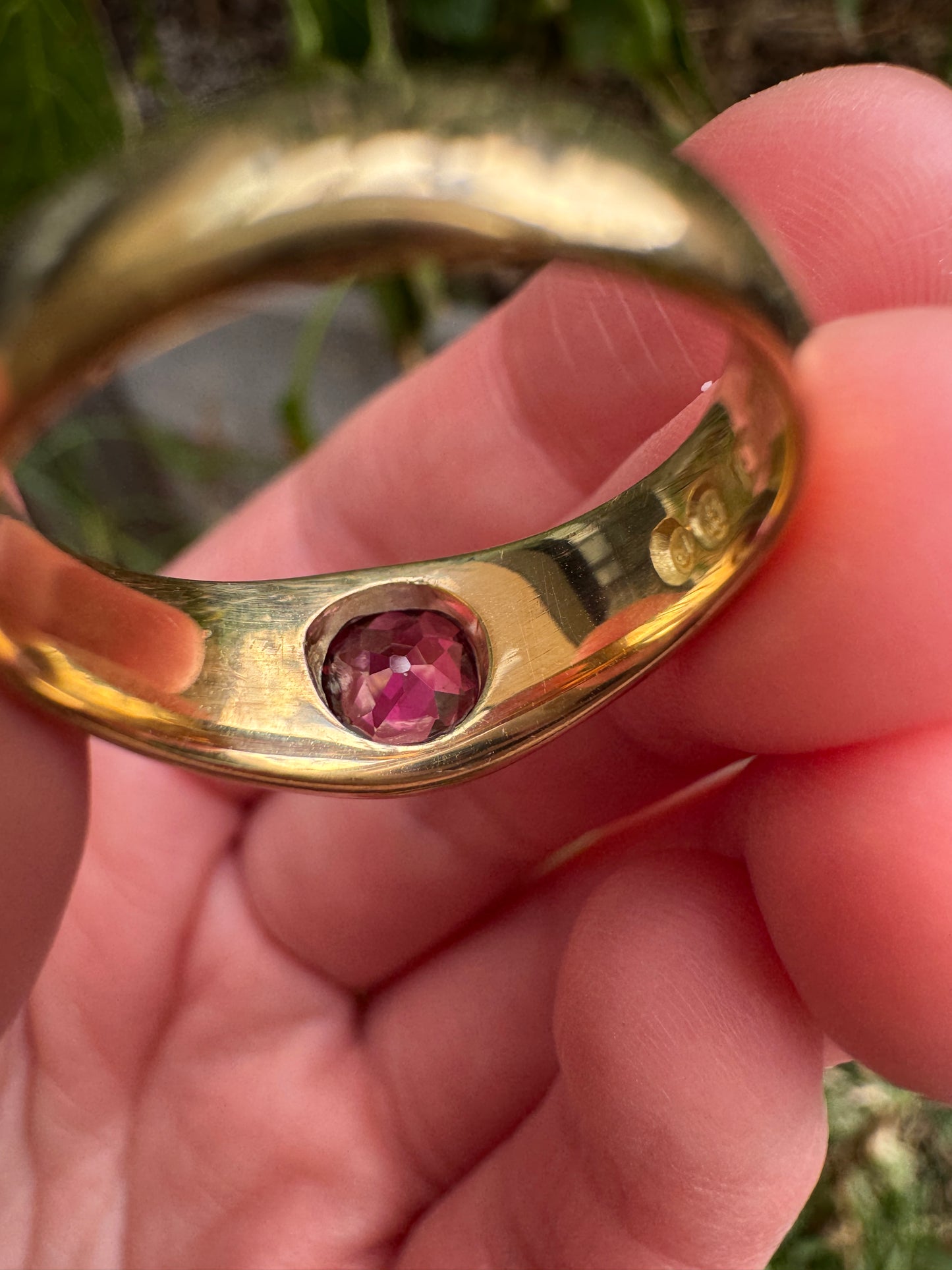 Antique English Edwardian 18ct yellow gold 0.76ct old cushion cut garnet gypsy ring