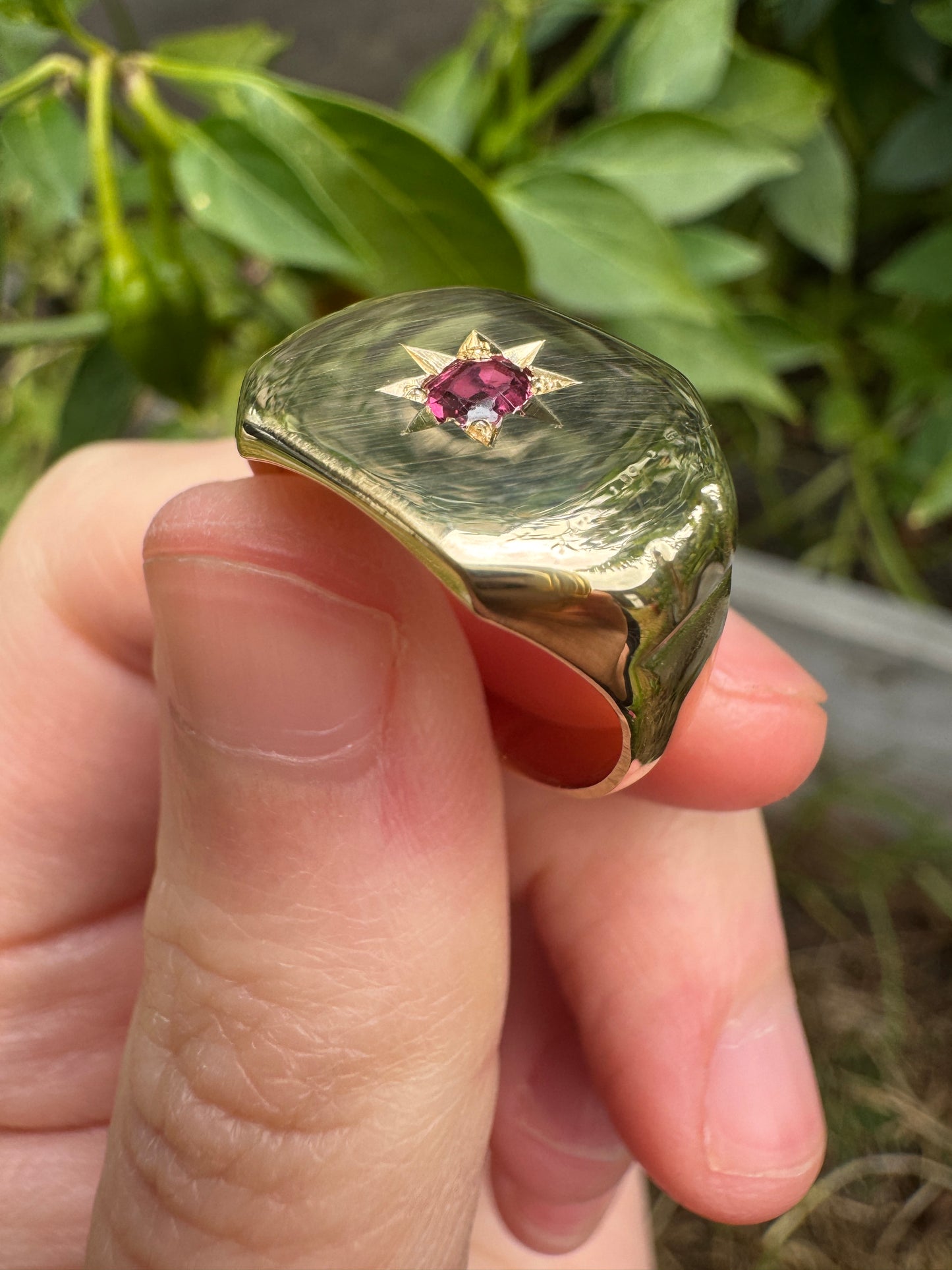 Vintage 9ct yellow gold 0.17ct natural ruby starset signet ring