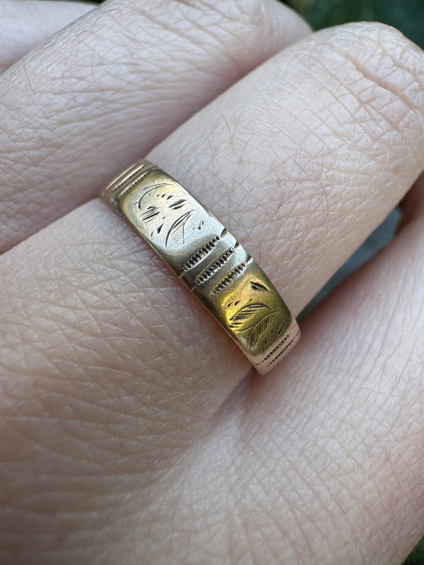 Antique Australian 12ct rosy yellow gold foliate pattern engraved band