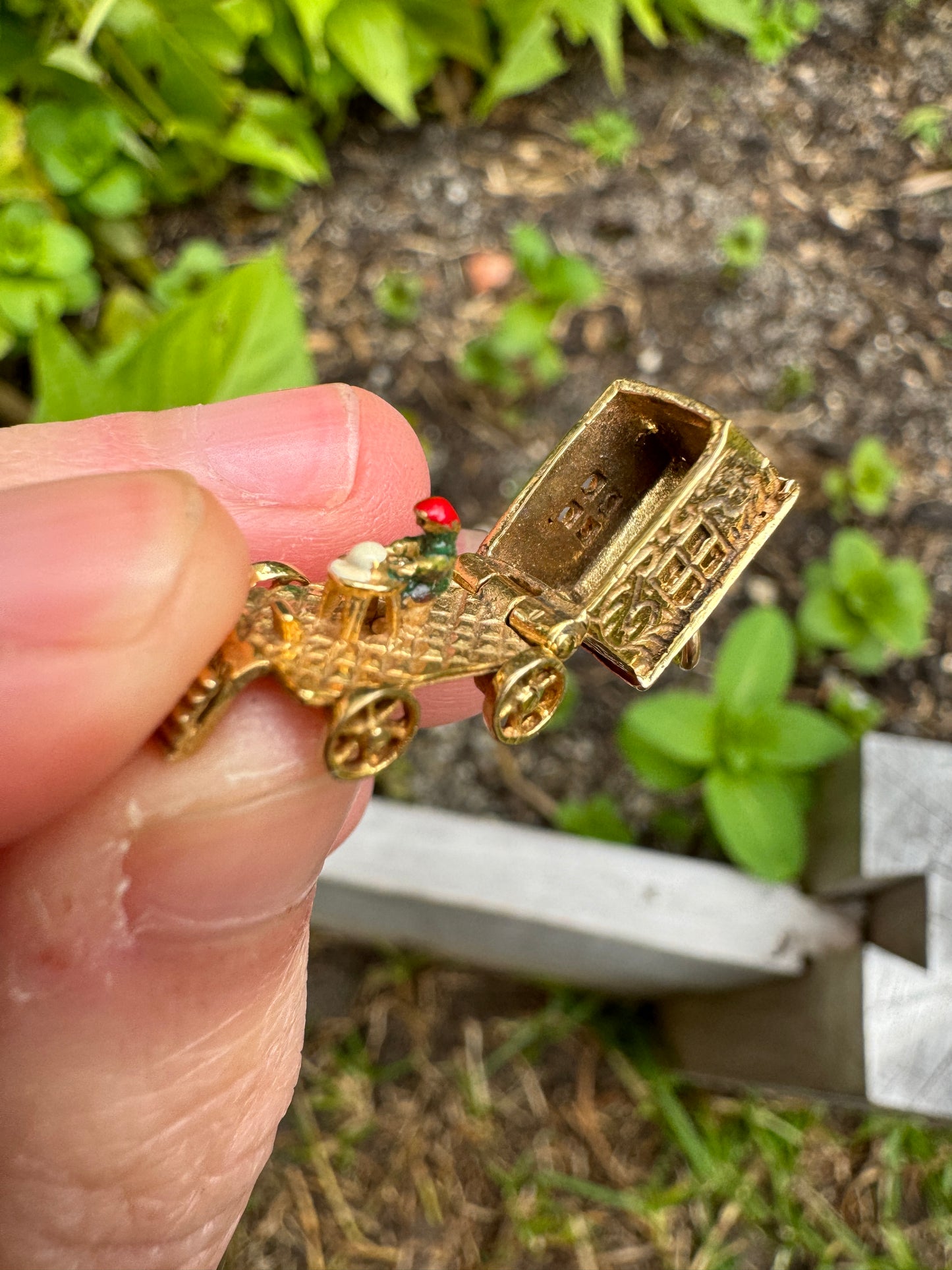 Vintage 9ct yellow gold opening caravan charm