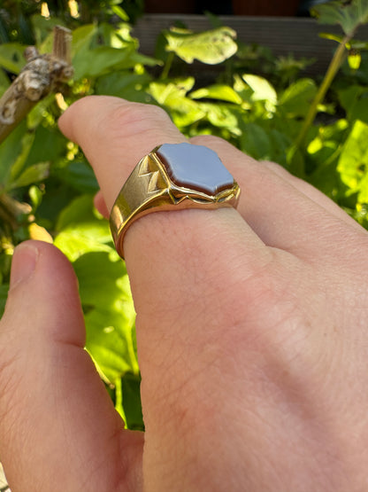 Antique 18ct yellow gold sardonyx shield signet ring