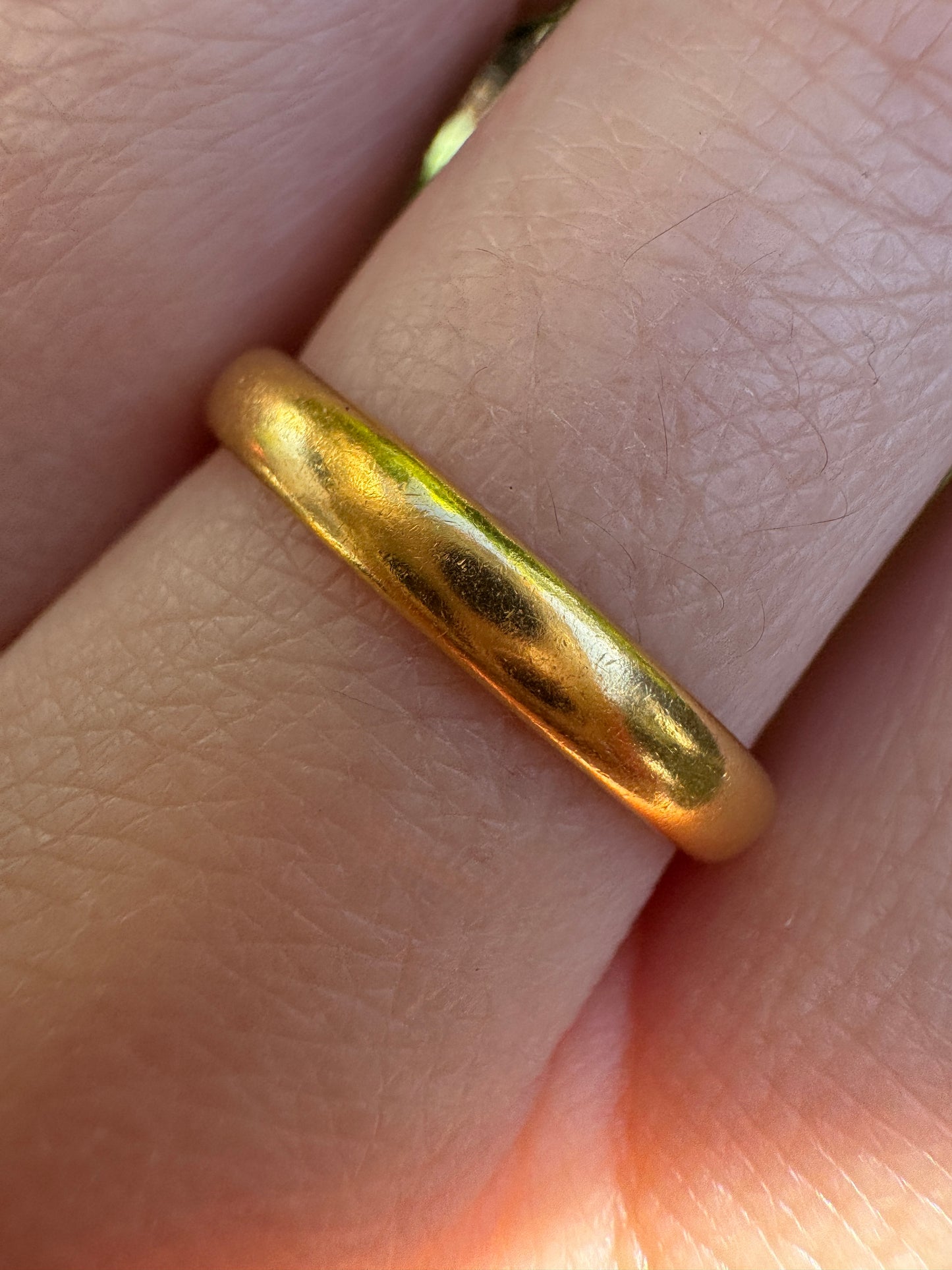 Antique English 22ct yellow gold band, 3mm wide