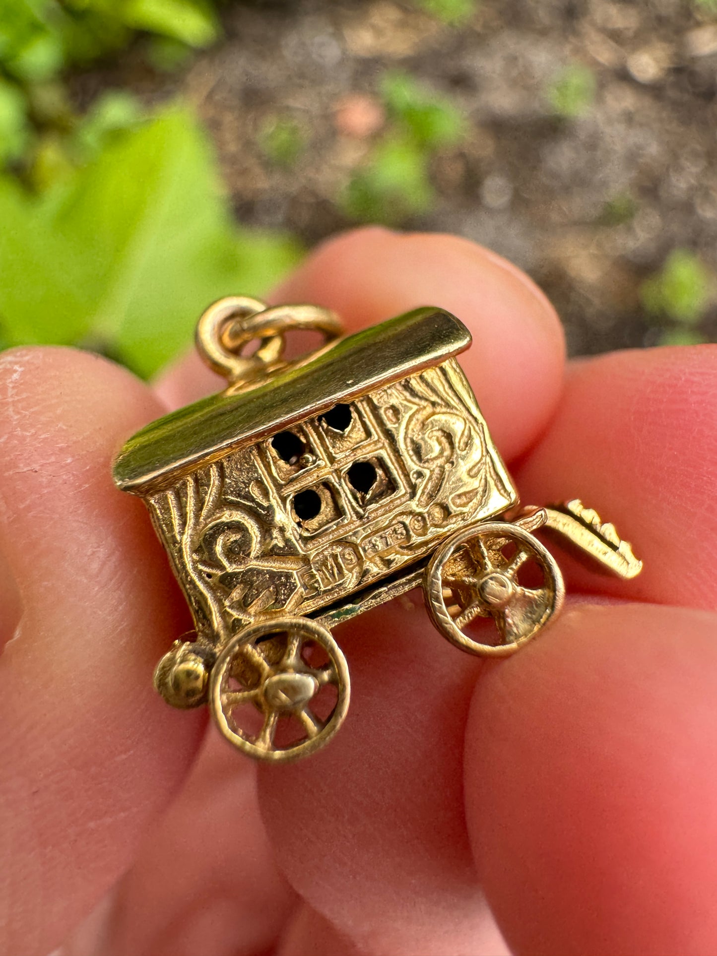 Vintage 9ct yellow gold opening caravan charm
