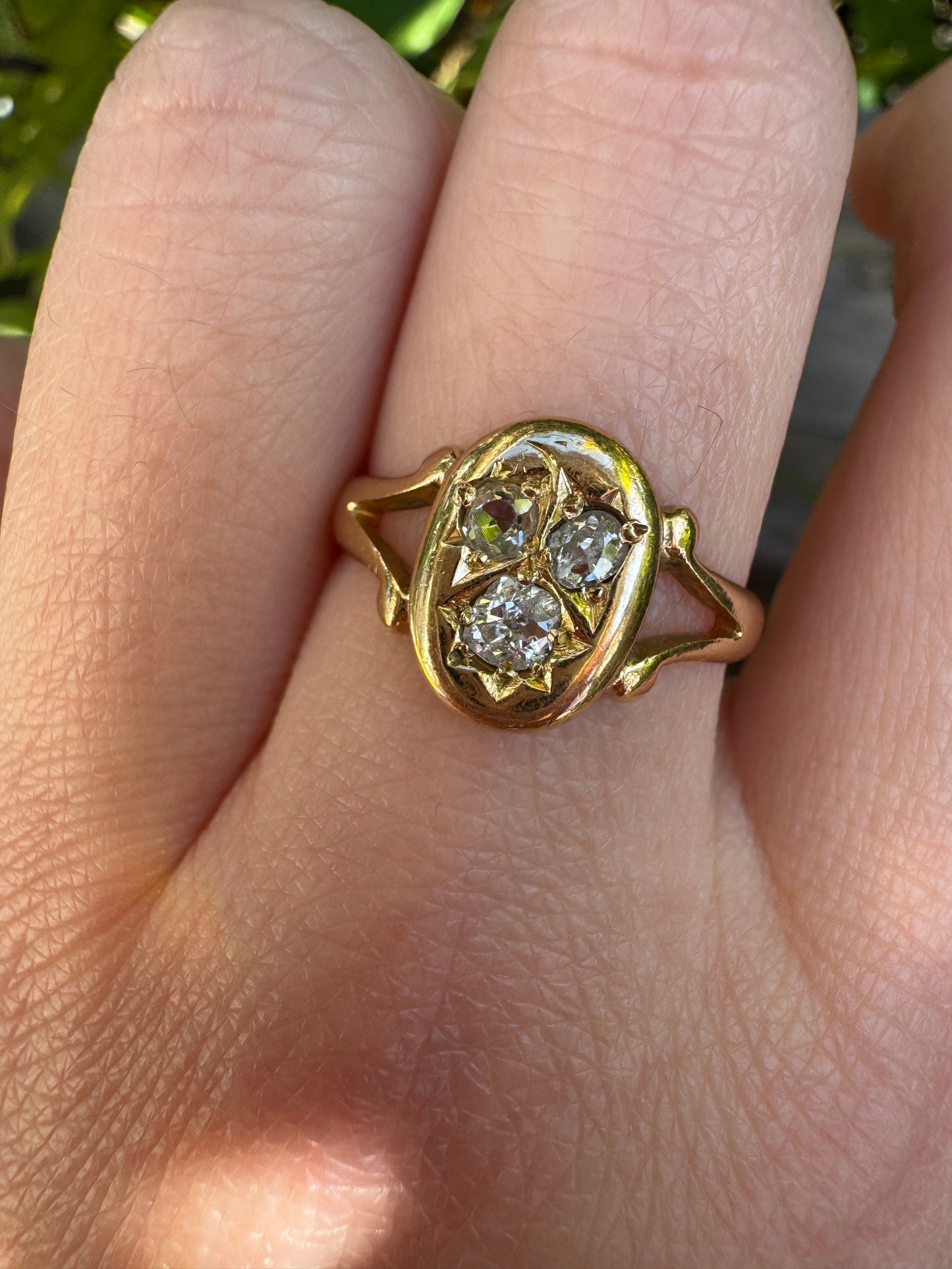 Antique Edwardian 18ct yellow gold three stone 0.3ct TCW old mine cut diamond split shank signet ring