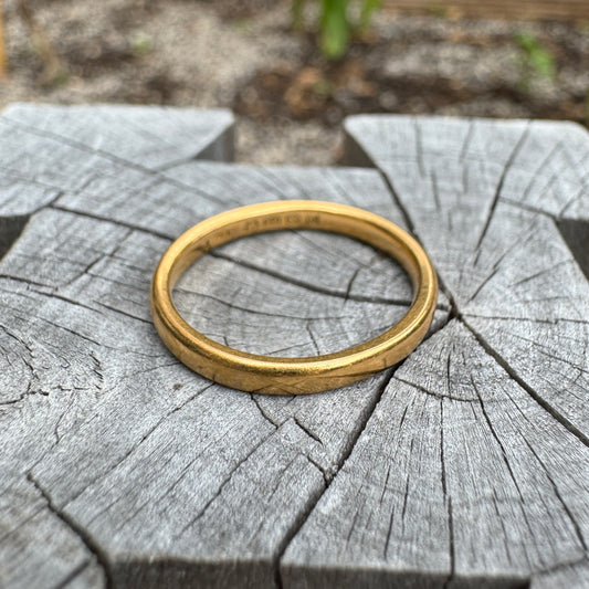 Vintage 22ct gold band, 2mm wide