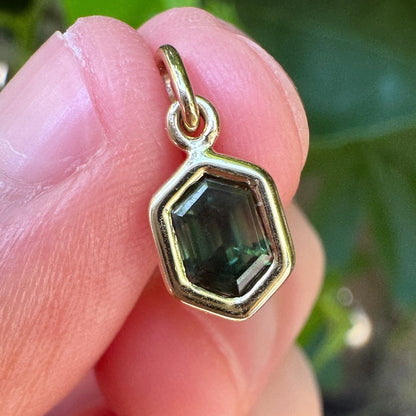 Custom handmade 9ct yellow gold 0.88ct hexagonal Australian parti sapphire bezel set pendant