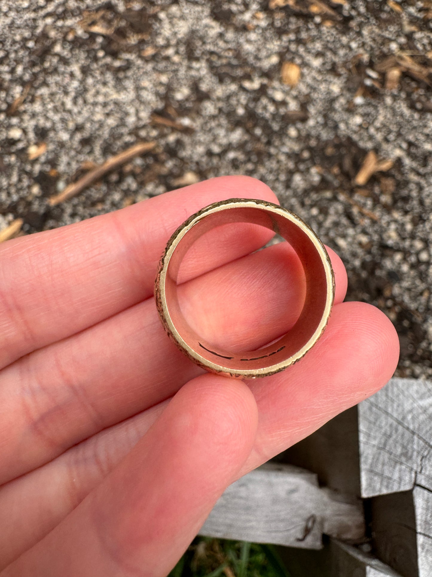 Vintage 9ct rosy yellow gold floral cigar band, 10.5mm wide