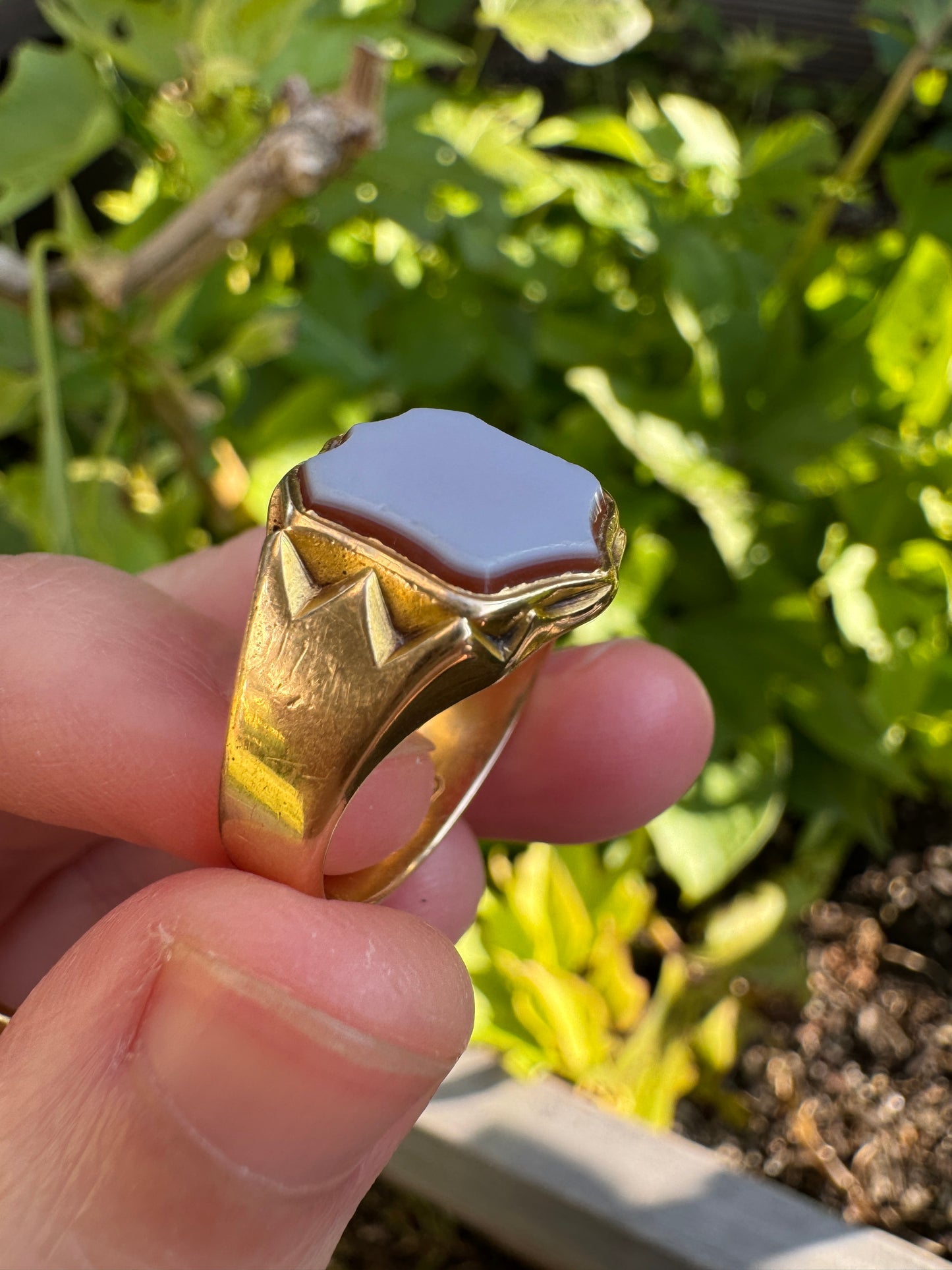Antique 18ct yellow gold sardonyx shield signet ring