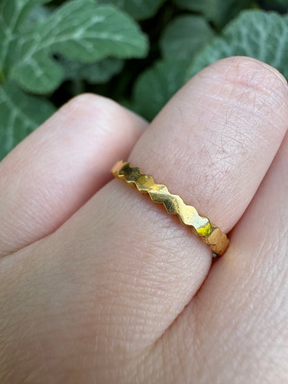 Vintage 18ct yellow gold scalloped band, 2mm wide