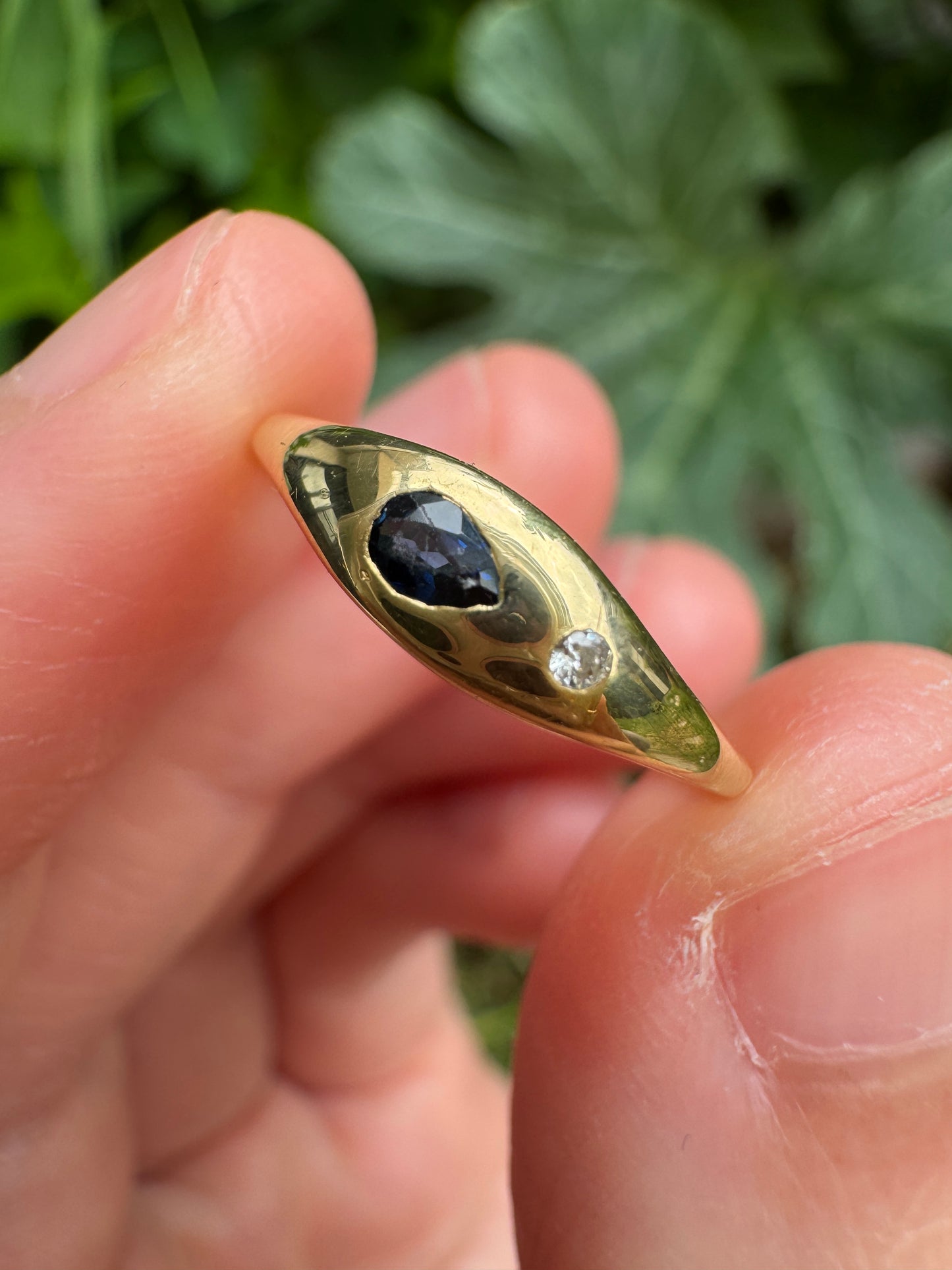Vintage 18ct yellow gold pear cut sapphire and old European cut diamond gypsy ring