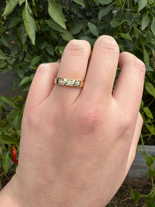 Antique 18ct yellow gold three stone old mine cut diamond starset gypsy ring