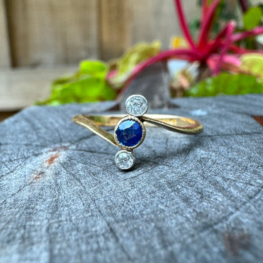 Antique 18ct yellow gold old cut sapphire and old mine cut diamond three stone vertical ring