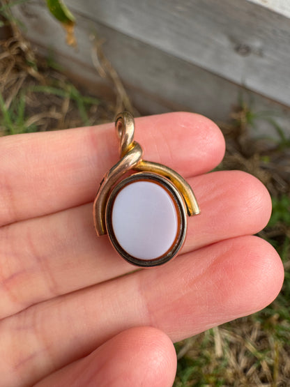 Antique 10ct rosy yellow gold bloodstone and sardonyx spinner pendant