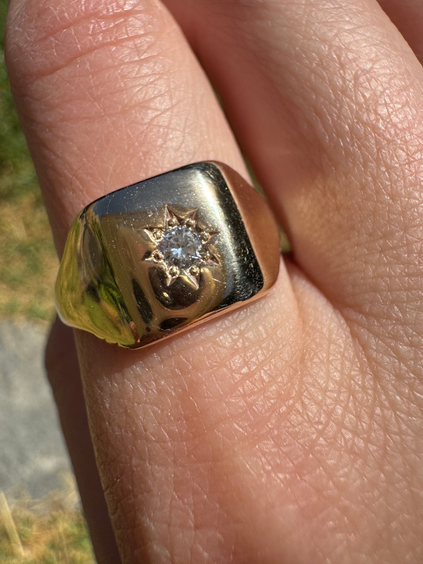 Vintage 9ct yellow gold 0.11ct round brilliant cut diamond starset signet ring