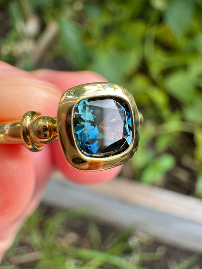 Handmade Chris Sherwin 18ct gold natural Australian sapphire ring