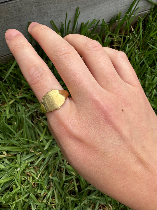 Vintage 18ct yellow gold shield signet ring
