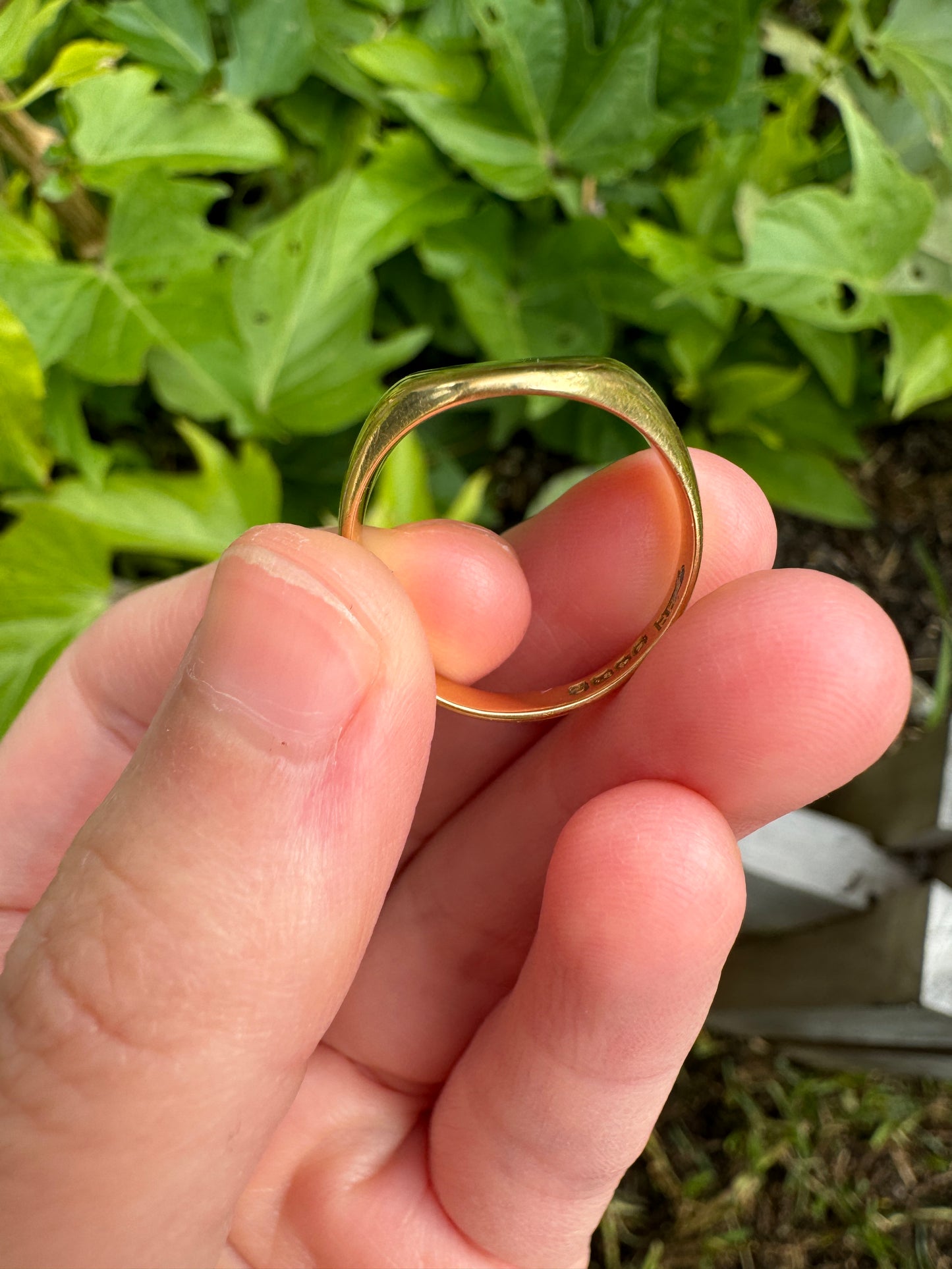 Antique 18ct yellow gold oval signet ring