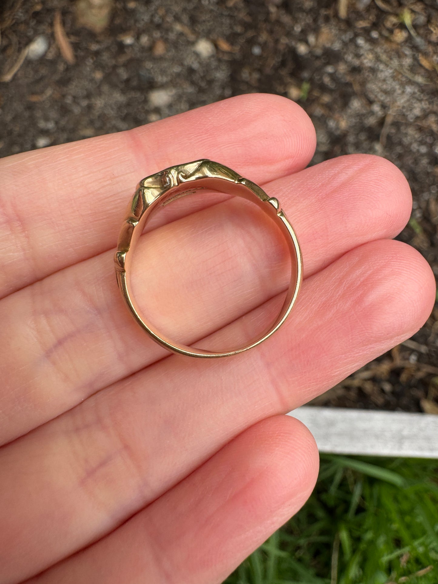 Antique Canadian 14ct yellow gold shield signet ring