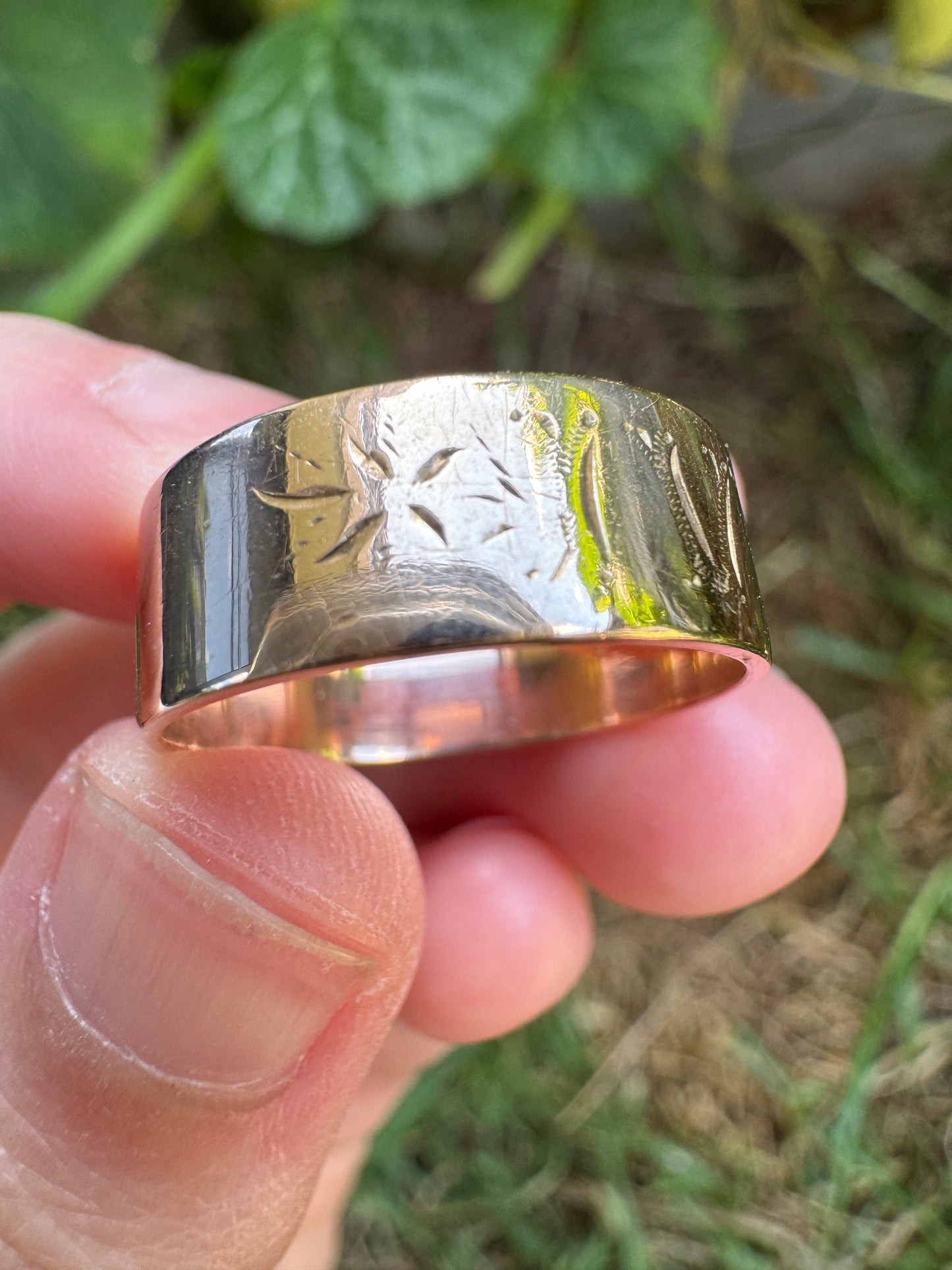 Antique 15ct rosy yellow gold 'IVY' engraved cigar band
