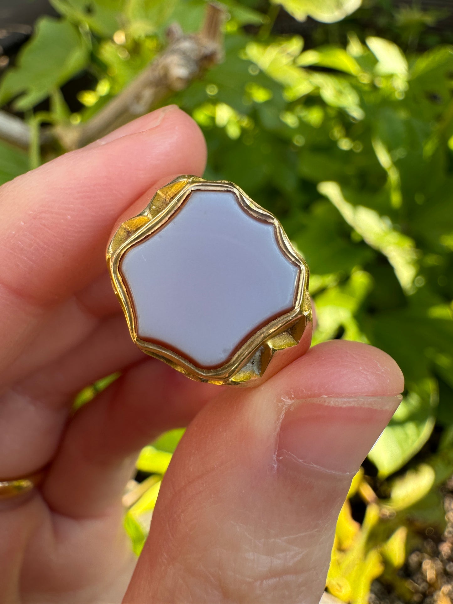 Antique 18ct yellow gold sardonyx shield signet ring