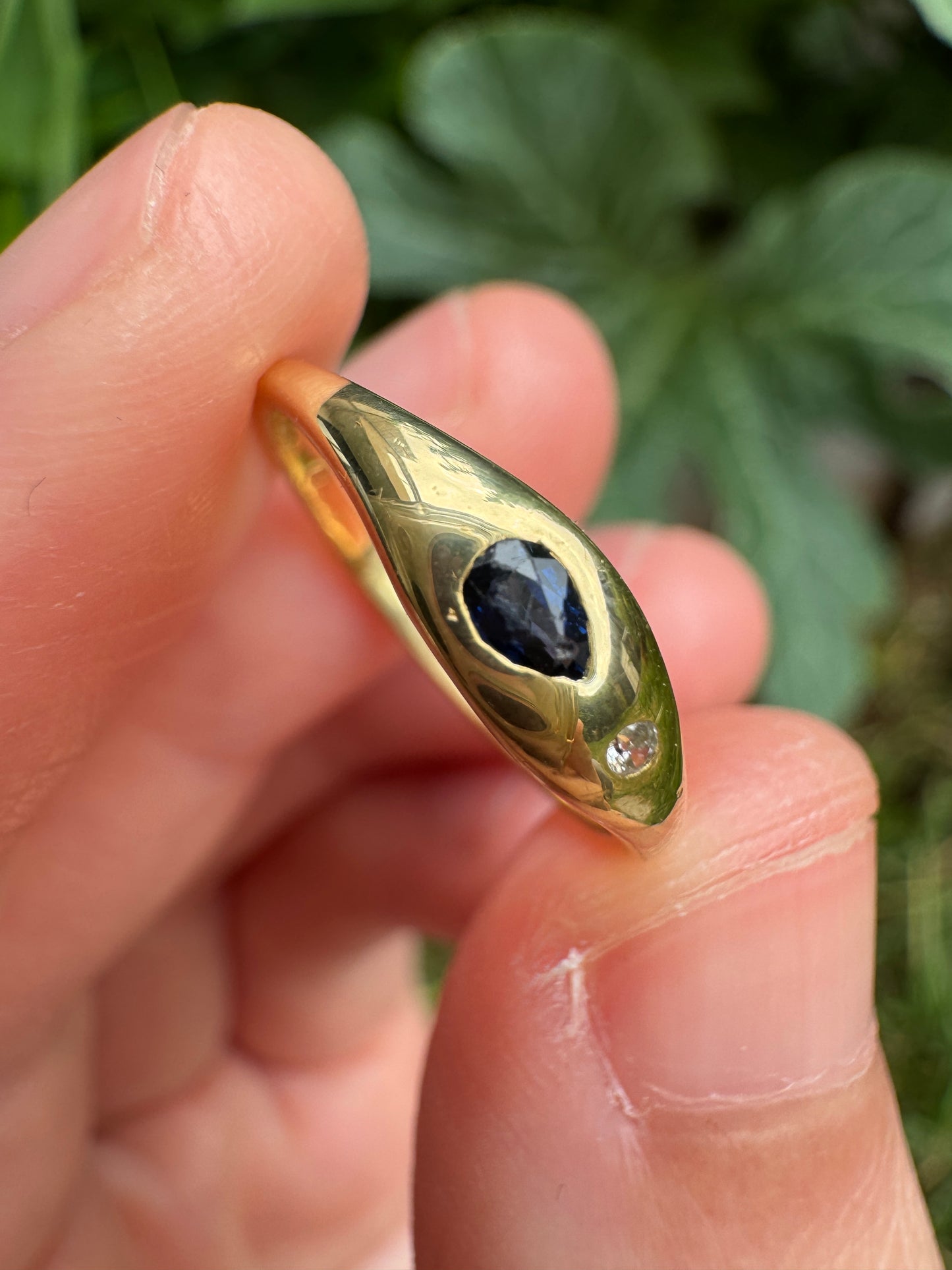 Vintage 18ct yellow gold pear cut sapphire and old European cut diamond gypsy ring