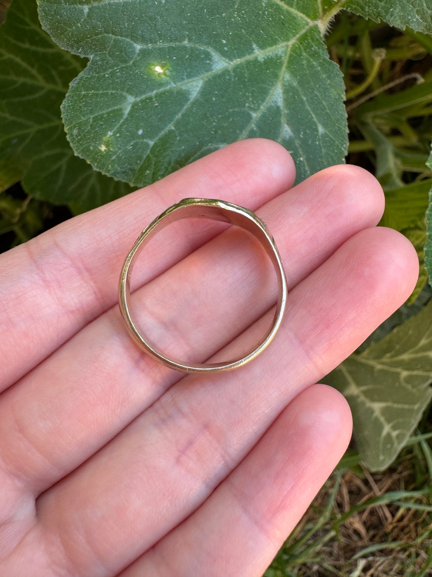 Vintage 9ct yellow gold round brilliant cut starset diamond shield signet ring