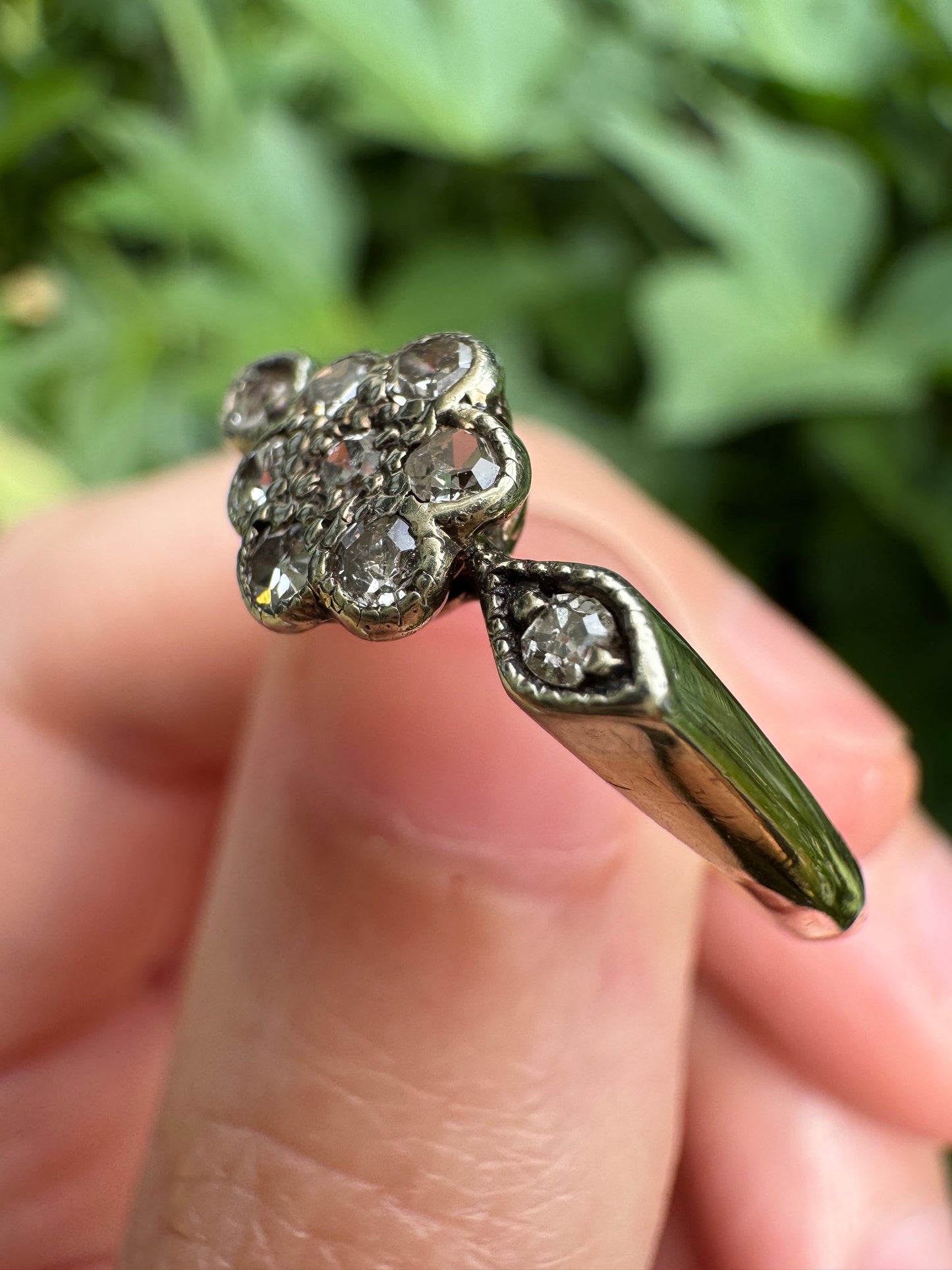 Vintage 18ct yellow gold single cut diamond daisy ring