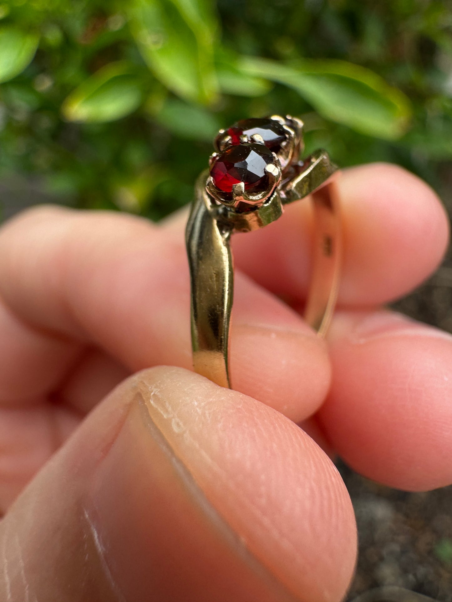 Antique Australian 18ct yellow gold three stone 0.46ct TCW garnet crossover ring