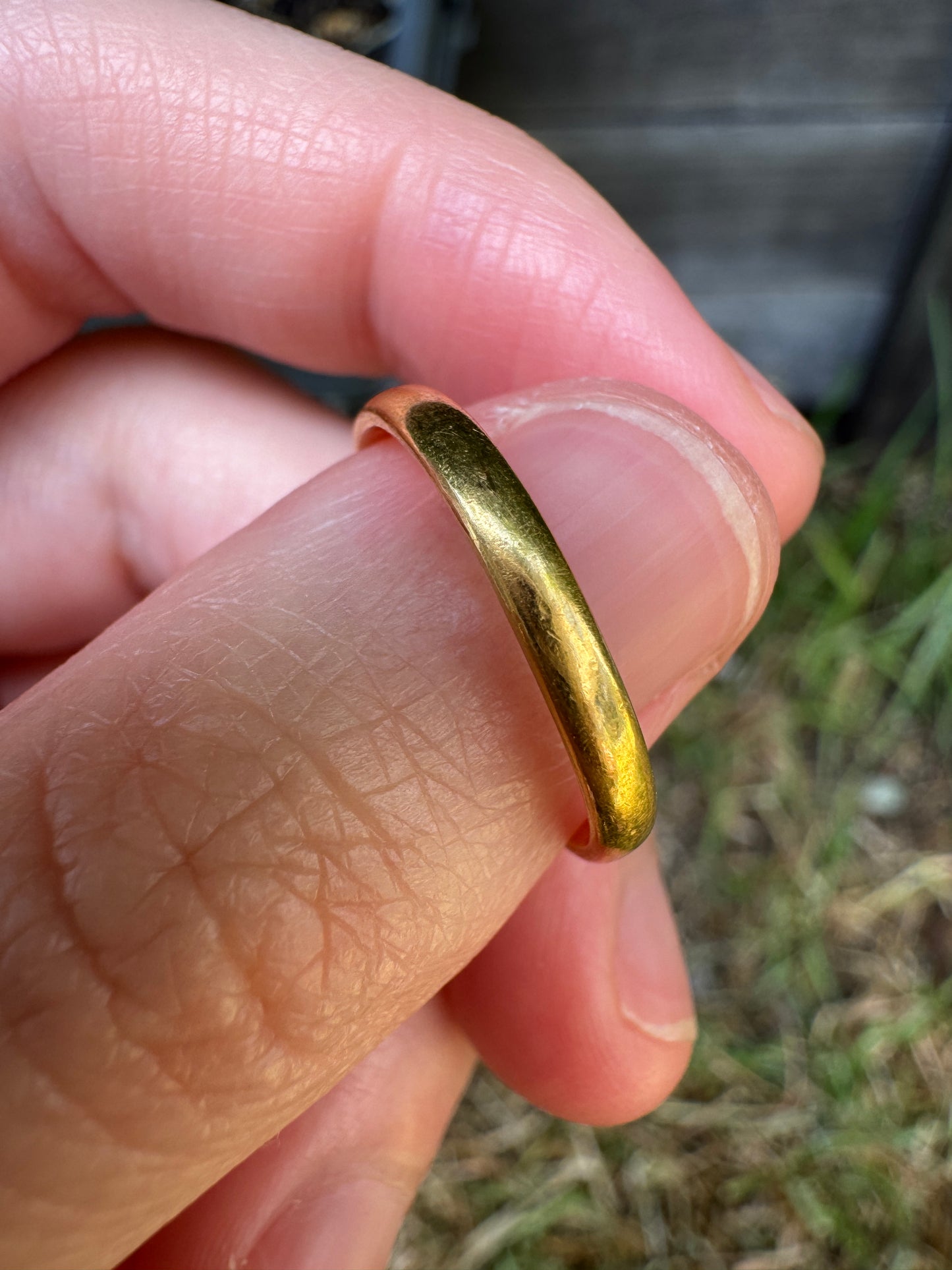 Vintage English 22ct yellow gold band, 2.4mm wide