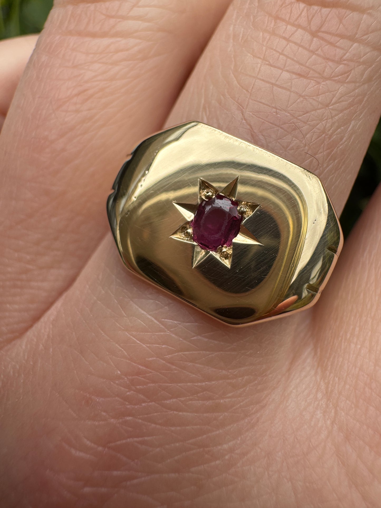 Vintage 9ct yellow gold 0.17ct natural ruby starset signet ring