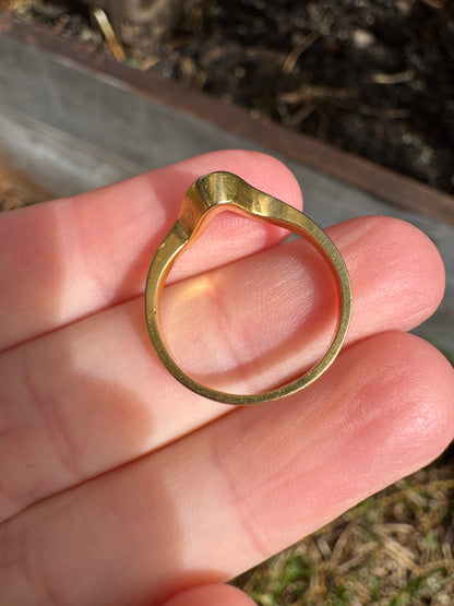 Vintage 18ct yellow gold curved band