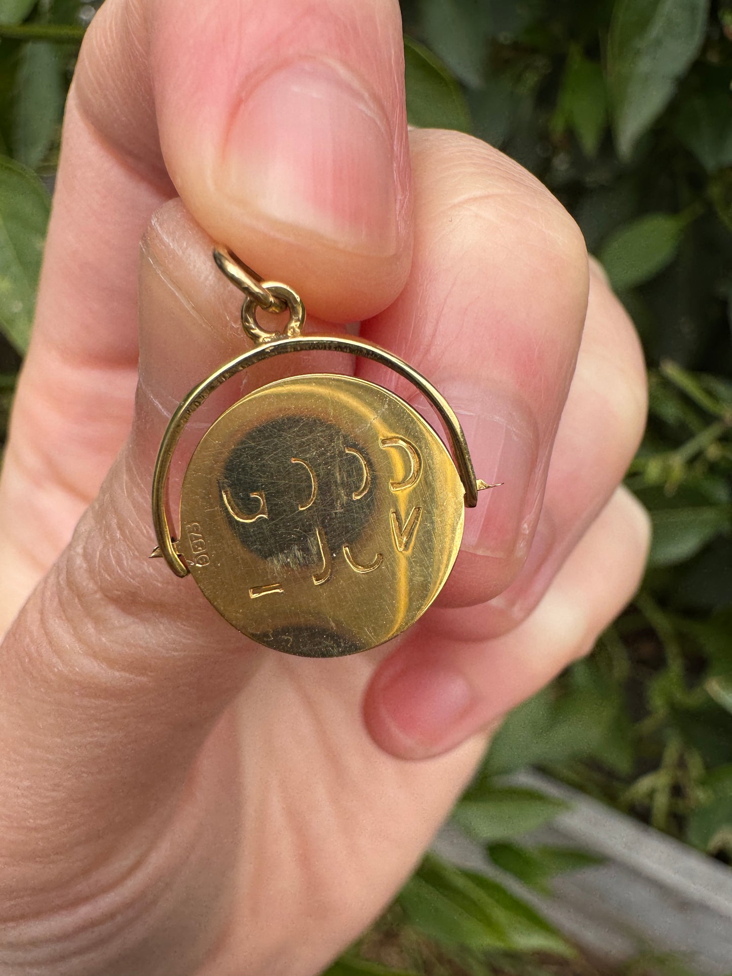 Vintage 9ct yellow gold good luck spinner charm