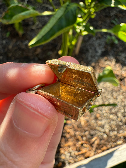 Vintage 9ct yellow gold opening treasure chest charm
