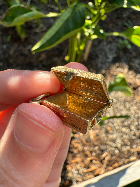 Vintage 9ct yellow gold opening treasure chest charm