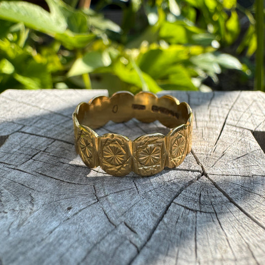 Vintage 18ct yellow gold scalloped star patterned band
