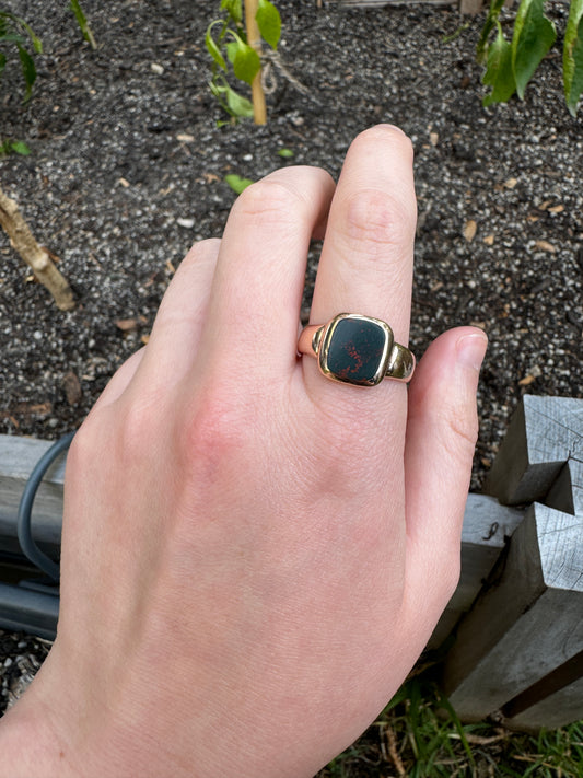 Antique Victorian 9ct rosy yellow gold bloodstone signet ring