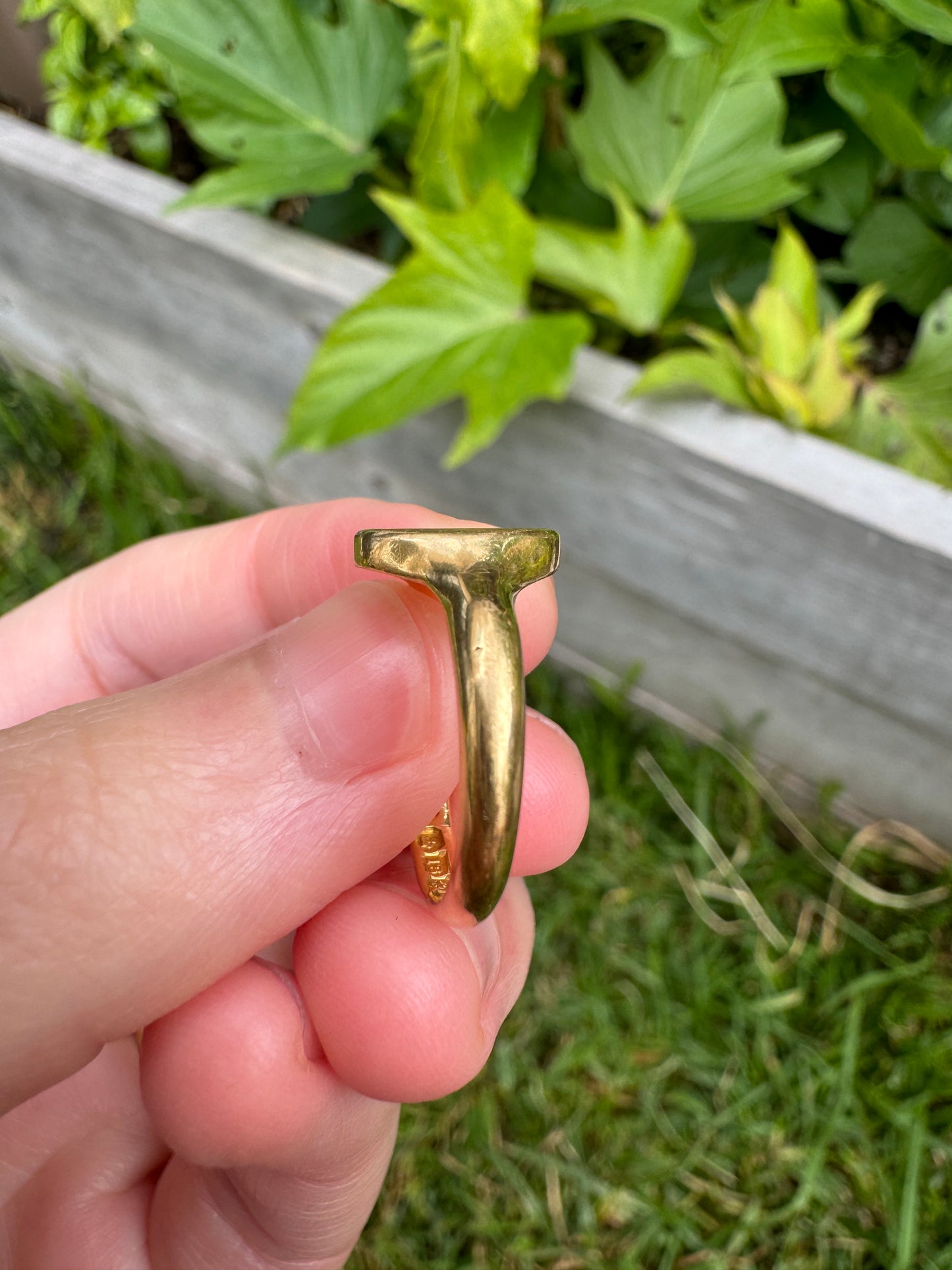 Antique 18ct yellow gold oval initial signet
