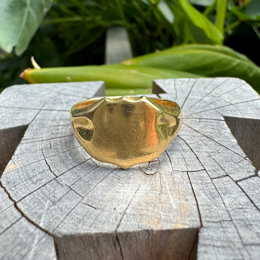 Vintage 18ct yellow gold shield signet ring