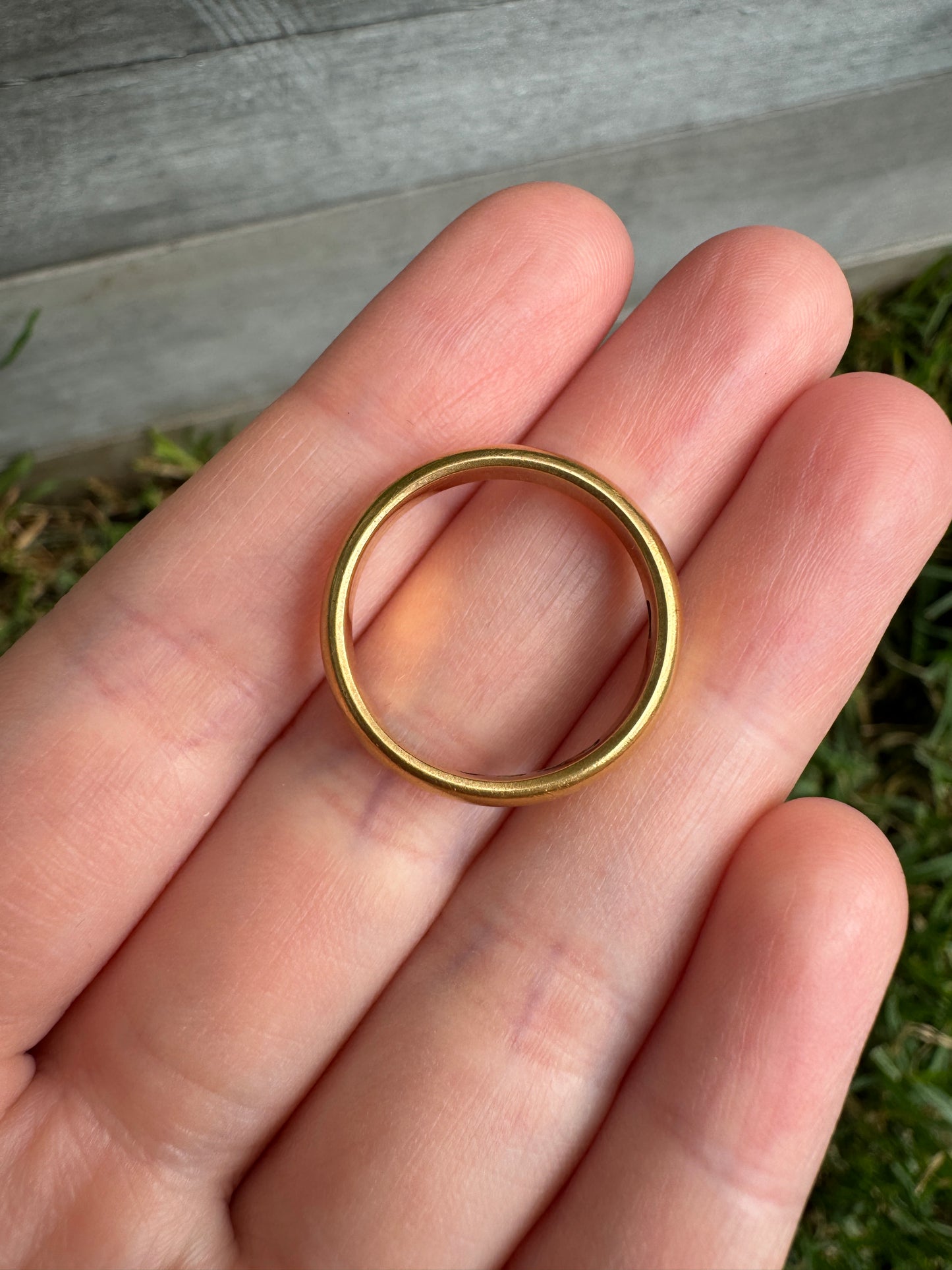 Antique Victorian 22ct yellow gold band, 4.25mm wide