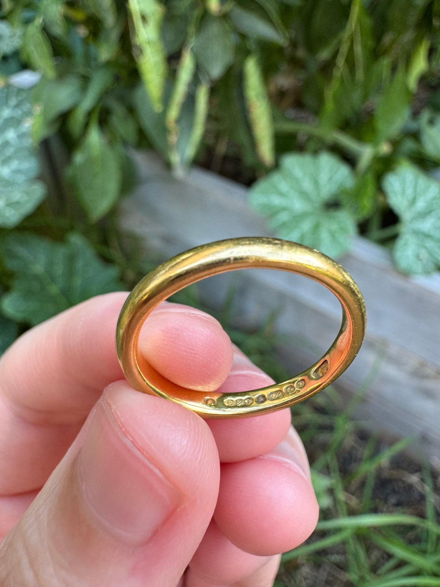 Vintage English 22ct yellow gold band, 2.7mm wide