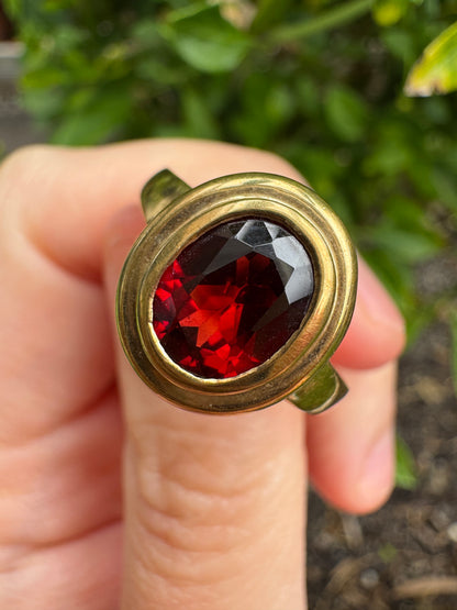 Vintage 9ct yellow gold 2.2ct garnet bezel set ring