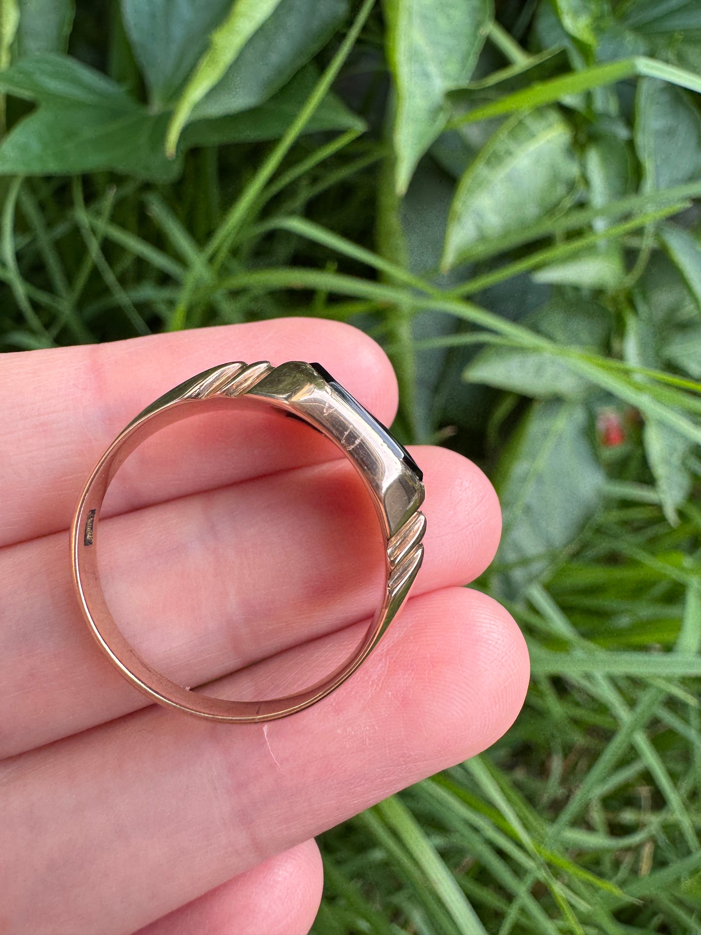 Vintage 9ct yellow gold onyx signet ring