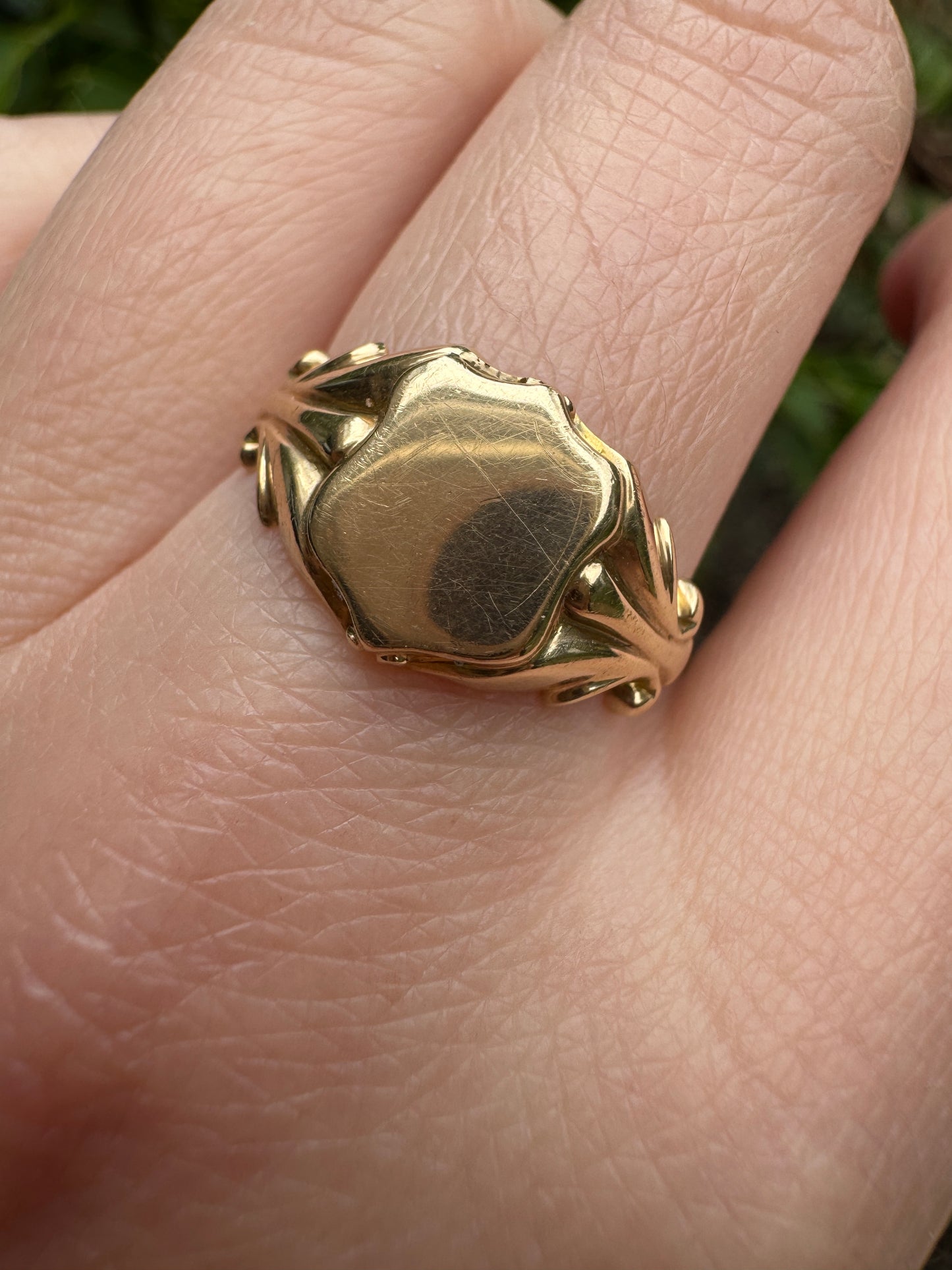 Antique Canadian 14ct yellow gold shield signet ring